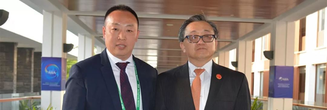 捅鸡鸡软件联合国副秘书长刘振民和赵章栓会长在博鳌亚洲论坛亲切交"